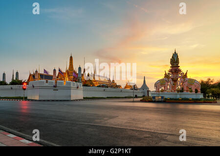 Il Grand Palace e il Wat Phra keaw al tramonto a Bangkok, in Thailandia Foto Stock