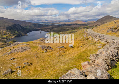 Vista sul lago Glanmmore e montagne di Caha dalla Healy Pass, situato sulla penisola di Beara nella Contea di Kerry, munster, irlanda. Foto Stock