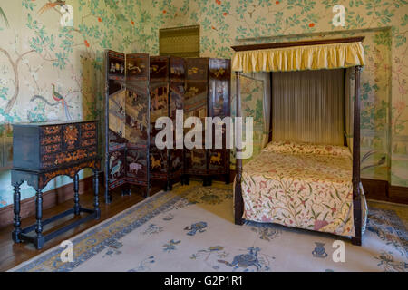 La camera da letto con balcone (la camera da letto Cinese) con una moderna riproduzione di dipinti a mano cinese sfondo, Castello di Kilkenny, Irlanda Foto Stock