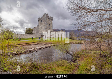 Minacciando cieli sopra di Castello di Ross, una quattrocentesca torre casa e tenere sul Lough Leane, nel Parco Nazionale di Killarney, Irlanda. Foto Stock