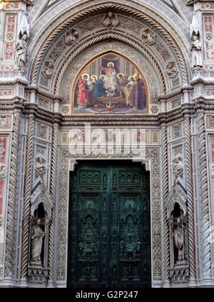 Il principale portale porte della Basilica di Santa Maria del Fiore, (più comunemente chiamato il "uomo"). Firenze, Italia. Tre enormi porte di bronzo, ornata con scene della vita della Madonna. Essi data dal 1899 al 1903. Intorno alle porte sono molteplici opere d'arte: i mosaici di Niccol‗ Barabino, un semi-sollievo da Tito Sarrocchi, e una serie di nicchie e busti. Il duomo fu iniziato nel 1296 sulla base di Arnolfo di Cambio il design, ma non era completa fino al 1436 quando Filippo Brunelleschi progettato la cupola. Per l'Italia una delle chiese più grandi. Foto Stock