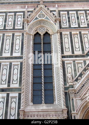 Dettagli dalla faþade dalla Basilica di Santa Maria del Fiore, più comunemente chiamato il "uomo". Firenze, Italia. Iniziato nel 1296 sulla base di Arnolfo di Cambio il design, ma non era completa fino al 1436 quando Filippo Brunelleschi progettato la cupola. Per l'Italia una delle chiese più grandi. La faþade corrente è stato progettato da Emilio De Fabris nel 1871 e fu completato nel 1887. L'originale, incompleta faþade fu smantellata nel 1588. L'intero faþade è dedicata alla Madre di Cristo. Foto Stock