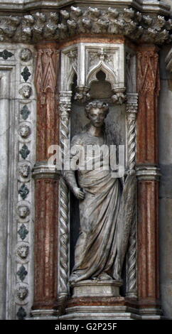 Dettagli dalla faþade dalla Basilica di Santa Maria del Fiore, più comunemente chiamato il "uomo". Firenze, Italia. Iniziato nel 1296 sulla base di Arnolfo di Cambio il design, ma non era completa fino al 1436 quando Filippo Brunelleschi progettato la cupola. Per l'Italia una delle chiese più grandi. La faþade corrente è stato progettato da Emilio De Fabris nel 1871 e fu completato nel 1887. L'originale, incompleta faþade fu smantellata nel 1588. L'intero faþade è dedicata alla Madre di Cristo. Foto Stock