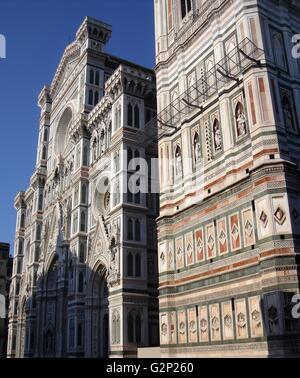 Dettagli dalla faþade dalla Basilica di Santa Maria del Fiore, più comunemente chiamato il "uomo". Firenze, Italia. Iniziato nel 1296 sulla base di Arnolfo di Cambio il design, ma non era completa fino al 1436 quando Filippo Brunelleschi progettato la cupola. Per l'Italia una delle chiese più grandi. La faþade corrente è stato progettato da Emilio De Fabris nel 1871 e fu completato nel 1887. L'originale, incompleta faþade fu smantellata nel 1588. L'intero faþade è dedicata alla Madre di Cristo. Foto Stock