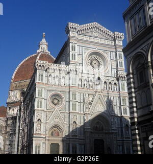 Dettagli dalla faþade dalla Basilica di Santa Maria del Fiore, più comunemente chiamato il "uomo". Firenze, Italia. Iniziato nel 1296 sulla base di Arnolfo di Cambio il design, ma non era completa fino al 1436 quando Filippo Brunelleschi progettato la cupola. Per l'Italia una delle chiese più grandi. La faþade corrente è stato progettato da Emilio De Fabris nel 1871 e fu completato nel 1887. L'originale, incompleta faþade fu smantellata nel 1588. L'intero faþade è dedicata alla Madre di Cristo. Foto Stock