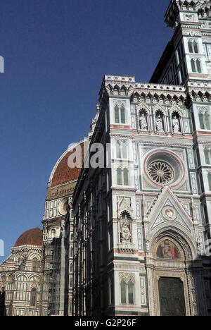 Dettagli dalla faþade dalla Basilica di Santa Maria del Fiore, più comunemente chiamato il "uomo". Firenze, Italia. Iniziato nel 1296 sulla base di Arnolfo di Cambio il design, ma non era completa fino al 1436 quando Filippo Brunelleschi progettato la cupola. Per l'Italia una delle chiese più grandi. La faþade corrente è stato progettato da Emilio De Fabris nel 1871 e fu completato nel 1887. L'originale, incompleta faþade fu smantellata nel 1588. L'intero faþade è dedicata alla Madre di Cristo. Foto Stock