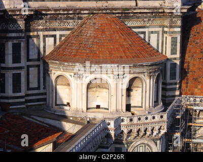 Dettagli dalla faþade dalla Basilica di Santa Maria del Fiore, più comunemente chiamato il "uomo". Firenze, Italia. Iniziato nel 1296 sulla base di Arnolfo di Cambio il design, ma non era completa fino al 1436 quando Filippo Brunelleschi progettato la cupola. Per l'Italia una delle chiese più grandi. La faþade corrente è stato progettato da Emilio De Fabris nel 1871 e fu completato nel 1887. L'originale, incompleta faþade fu smantellata nel 1588. L'intero faþade è dedicata alla Madre di Cristo. Foto Stock