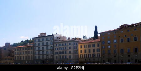 Immagine del fiume Arno e nei dintorni di Firenze, Italia. Il fiume proviene dal Monte Falterona e attraversa Firenze, Empoli e Pisa. Gli antichi edifici e architettura classica lungo il fiume di Firenze. Foto Stock