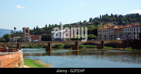 Immagine del fiume Arno e nei dintorni di Firenze, Italia. Il fiume proviene dal Monte Falterona e attraversa Firenze, Empoli e Pisa. Gli antichi edifici e architettura classica lungo il fiume di Firenze. Foto Stock