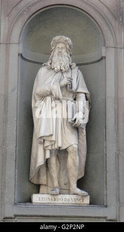 La statua si trova al di fuori del museo degli Uffizi di Firenze, Italia. Uno dei più antichi musei d' arte nel mondo occidentale. Semichiuso statue figurativo come questa appare in tutta Firenze. Statua di artista e inventore Leonardo Da Vinci. Foto Stock