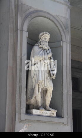 La statua si trova al di fuori del museo degli Uffizi di Firenze, Italia. Uno dei più antichi musei d' arte nel mondo occidentale. Semichiuso statue figurativo come questa appare in tutta Firenze. Statua di artista e inventore Leonardo Da Vinci. Foto Stock