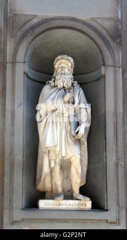 La statua si trova al di fuori del museo degli Uffizi di Firenze, Italia. Uno dei più antichi musei d' arte nel mondo occidentale. Semichiuso statue figurativo come questa appare in tutta Firenze. Statua di artista e inventore Leonardo Da Vinci. Foto Stock