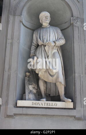 La statua si trova al di fuori del museo degli Uffizi di Firenze, Italia. Uno dei più antichi musei d' arte nel mondo occidentale. Semichiuso statue figurativo come questa appare in tutta Firenze. Statua dell'artista Donatello. Foto Stock