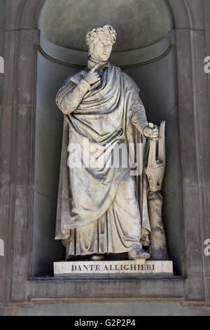 La statua si trova al di fuori del museo degli Uffizi di Firenze, Italia. Uno dei più antichi musei d' arte nel mondo occidentale. Semichiuso statue figurativo come questa appare in tutta Firenze. Statua del poeta e scrittore Dante Alslighieri. Foto Stock