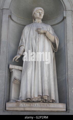 La statua si trova al di fuori del museo degli Uffizi di Firenze, Italia. Uno dei più antichi musei d' arte nel mondo occidentale. Semichiuso statue figurativo come questa appare in tutta Firenze. Statua di Mariangelo accorso, un italiano di scrittore e critico. Foto Stock