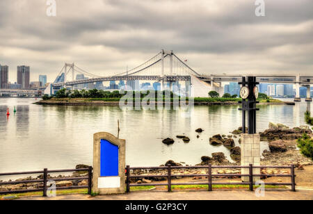 Vista del Ponte di Arcobaleno da Odaiba Marine Park Foto Stock