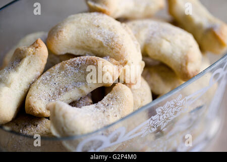 Fatti in casa a base di vaniglia biscotti a forma di mezzaluna in recipiente di vetro Foto Stock