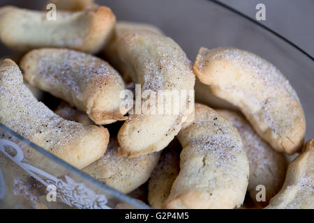 Fatti in casa a base di vaniglia biscotti a forma di mezzaluna in recipiente di vetro Foto Stock