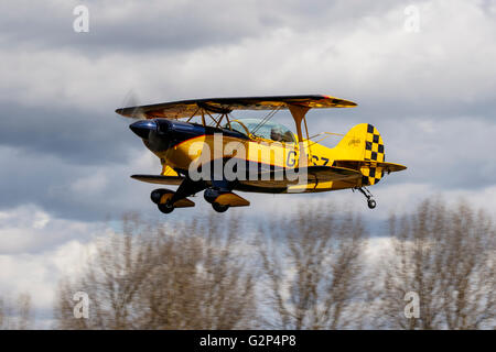 Pitts S-2UNA SPECIALE G-ISZA in volo a Breighton Airfield Foto Stock