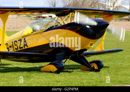 Pitts S-2UNA SPECIALE G-ISZA in rullaggio a Breighton Airfield Foto Stock