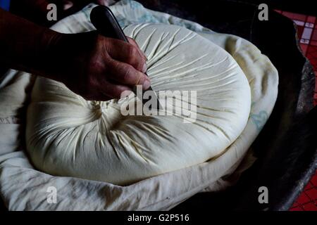 Elaborazione del formaggio tradizionale in Sapalache ' Las Huaringas ' - HUANCABAMBA.. Dipartimento di Piura .PERÙ Foto Stock