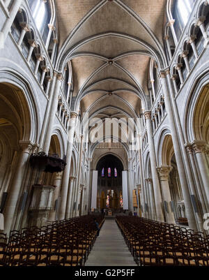 Vista interna del XII secolo in stile gotico della cattedrale di Notre Dame di Losanna, Svizzera. Foto Stock