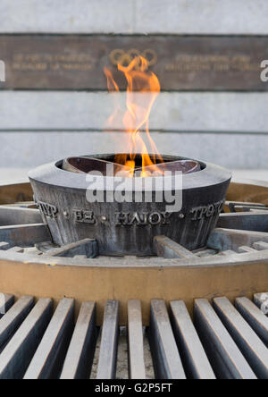 L eterna fiamma olimpica è in fiamme al di fuori del museo Olimpico (musee olympique) a Losanna, Svizzera home del CIO. Foto Stock