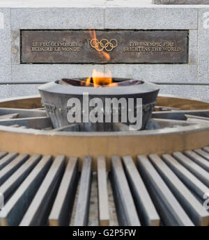 L eterna fiamma olimpica è in fiamme al di fuori del museo Olimpico (musee olympique) a Losanna, Svizzera home del CIO. Foto Stock