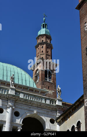 Basilica Palladiana vecchio campanile, il più alto edificio in Vicenza, visto dalla Piazza Piazza delle Erbe Foto Stock