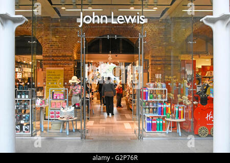 John Lewis shop nella stazione ferroviaria internazionale di St Pancras stazione ferroviaria Camden Londra Inghilterra REGNO UNITO Foto Stock