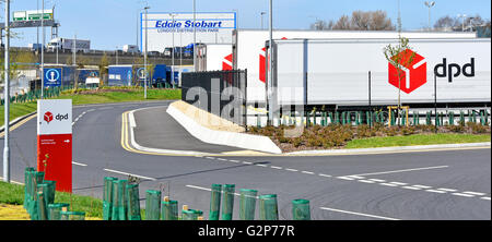 La logistica di trasporto ingresso al nuovo DPD Parcel Distribution depot ACCANTO A13 road con Eddie Stobart East London REGNO UNITO distribuzione al di là del parco Foto Stock