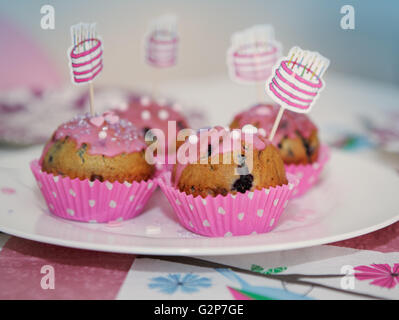 Colorati fatti in casa muffin ai mirtilli a childs festa di compleanno Foto Stock