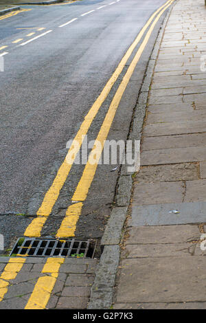 Doppio giallo righe no parcheggio Foto Stock