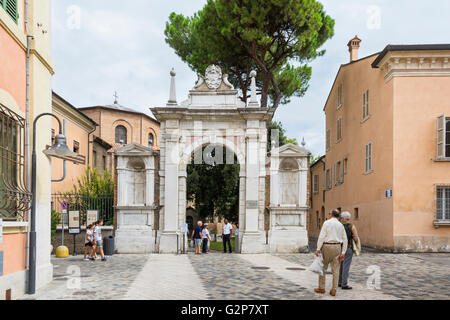 Ravenna,Italia-agosto 21,2015:persone passeggiata di fronte l'entrata del San Vitale Basilica in Ravenna-Italy,durante un giorno nuvoloso Foto Stock