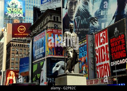 New York City: Statua del famoso showman George M. Cohan ed enormi cartelloni per esterni la promozione di musical di Broadway in Times Square Foto Stock