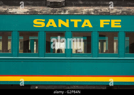 Segno su un vagone ferroviario nel vecchio Santa Fe stazione ferroviaria ora il centro del quartiere Railyard a Santa Fe, New Mexico. Foto Stock