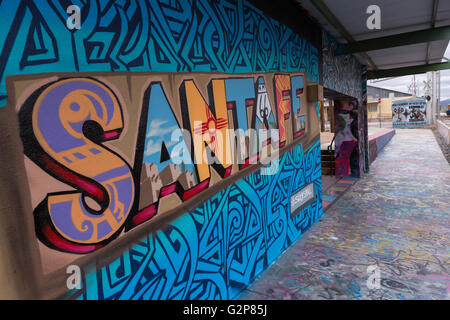 Una Santa Fe murale dipinto lungo la parete del magazzino di ventuno community arts spazio nel quartiere Railyard a Santa Fe, New Mexico. Foto Stock