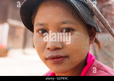 Local birmano ritratto di donna che trasportano legna da ardere sulle loro spalle in un villaggio shan, stato shan, MYANMAR Birmania, Asia del sud, Asia Foto Stock