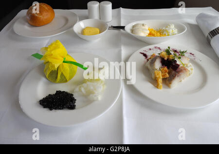 Il corso Caviar, un momento culminante del catering a Lufthansa prima Classe (spazio aereo internazionale, Airbus A380) Foto Stock