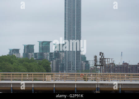 Grosvenor Ponte Ferroviario sul fiume Tamigi a Battersea che conduce alla stazione di Victoria con appartamenti a distanza Foto Stock