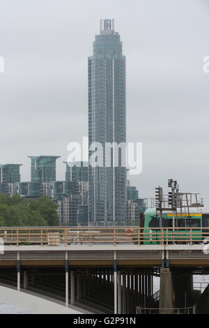 Grosvenor Ponte Ferroviario sul fiume Tamigi a Battersea che conduce alla stazione di Victoria con appartamenti a distanza Foto Stock