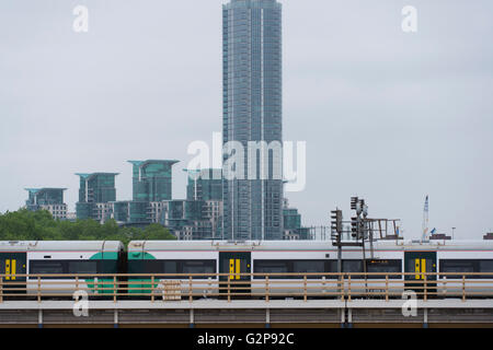 Grosvenor Ponte Ferroviario sul fiume Tamigi a Battersea che conduce alla stazione di Victoria con appartamenti a distanza Foto Stock