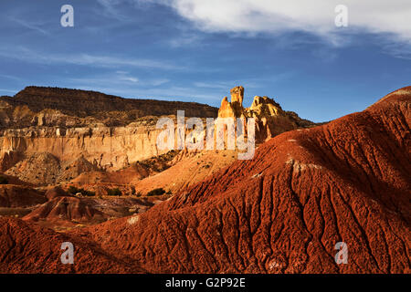 Con badlands che lo circondano e impreziosito dal tardo pomeriggio di sole, Chimney Rock appare sopra gloriosamente Ghost Ranch, vicino Abiquiu. Foto Stock