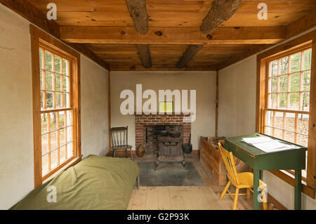 Vista interna di una moderna ricostruzione di Thoreau's cabin Walden Pond, Concord, Massachusetts, STATI UNITI D'AMERICA Foto Stock