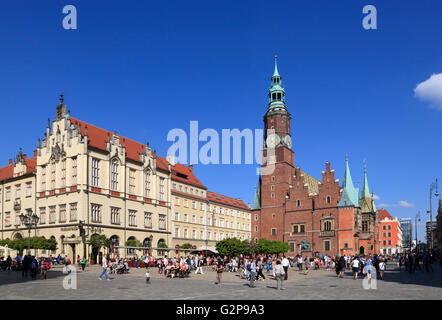 Il vecchio e il nuovo municipio presso la piazza del mercato (Rynek), Wroclaw, Slesia, Polonia, Europa Foto Stock