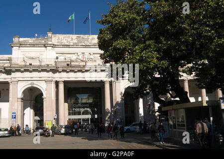 Genova Piazza Principe stazione di Genova Italia Ferrovie italiane Ferrovie stazioni Piazza Acquaverde Via Andrea Doria Porta Prin Foto Stock