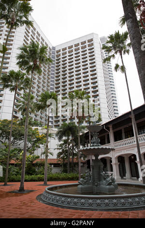 Le fontane di acqua nel cortile del Raffles Hotel di Singapore Foto Stock