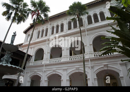 Il cortile del Raffles Hotel di Singapore Foto Stock