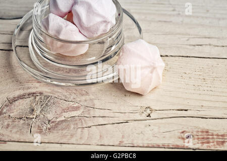 Meringa dolce in tenui colori pastello in recipiente di vetro Foto Stock