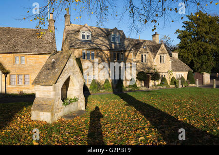 Cotswold cottage in pietra in autunno, Lower Slaughter, Cotswolds, Gloucestershire, England, Regno Unito, Europa Foto Stock